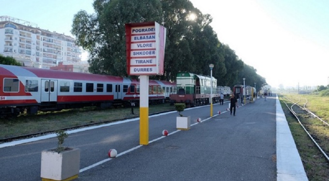 Vonohet projekti i hekurudhes Tirane-Durres: Qeveria nuk ka gati shpronesimet